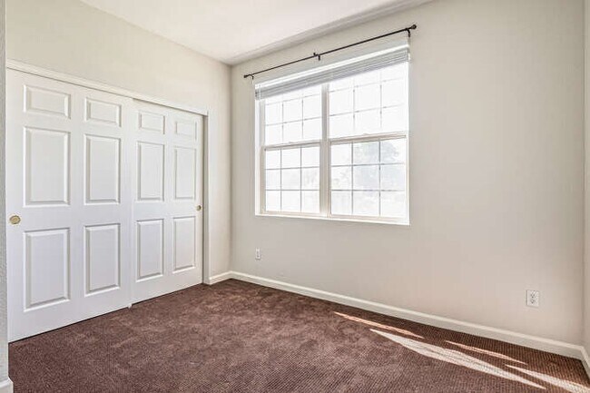 Building Photo - Updated 2 bed, 2 Bath Cond with Lake and G...