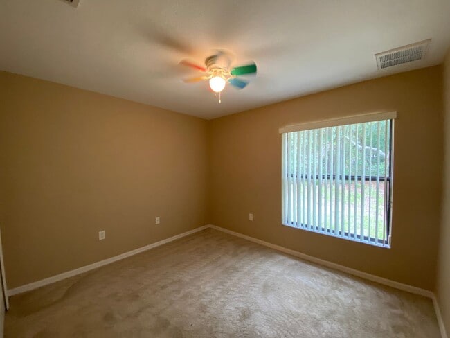Building Photo - Desirable SW Ocala Neighborhood 3/2/2 **Wo...