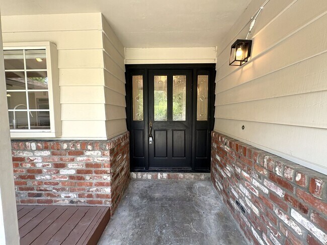 Building Photo - Stunning 4-Bedroom Home with Pool, Solar P...