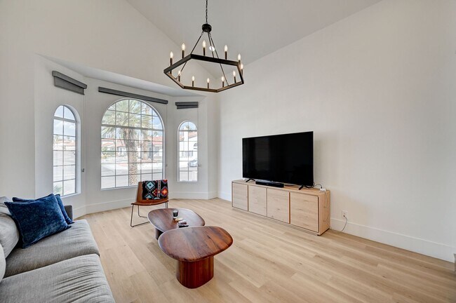 Building Photo - Furnished 4 bedroom home in the Lakes!