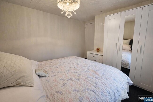 Building Photo - 103 E Cedar Ln