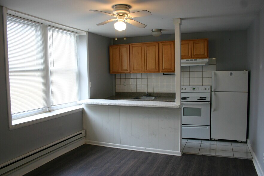 Eat-In Kitchen - 808 S 6th St