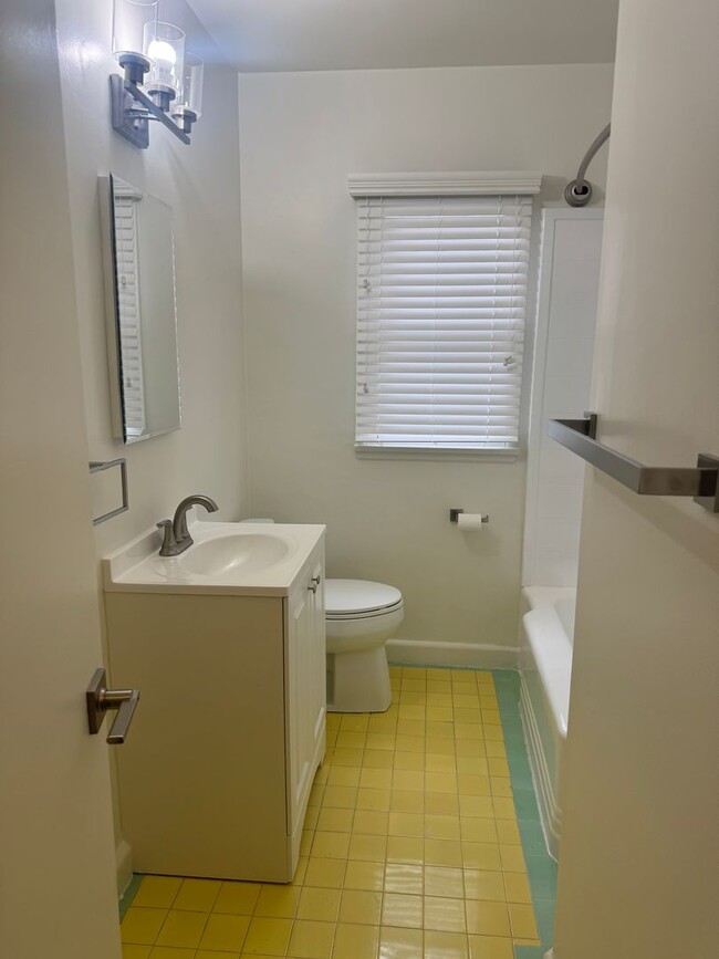 Building Photo - 8711 W Knl Dr