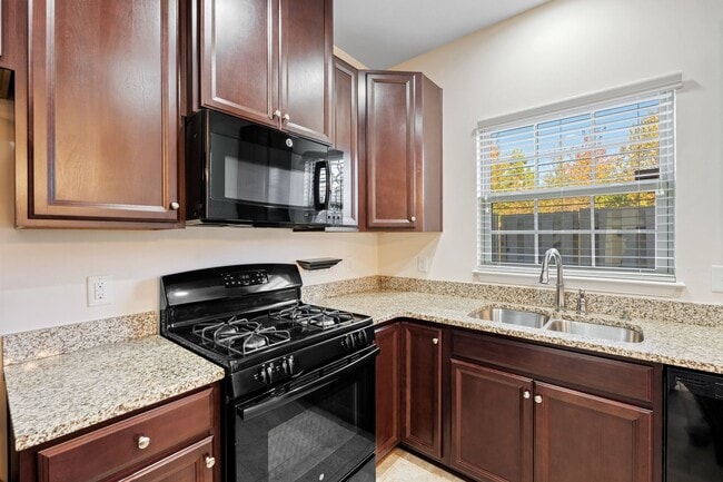 Building Photo - Beautiful 3 BR, 2.5 BA Townhome Easy Access to I-85 & I-385