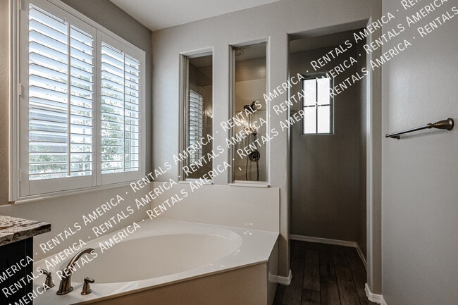 Building Photo - 1936 S Sycamore Pl