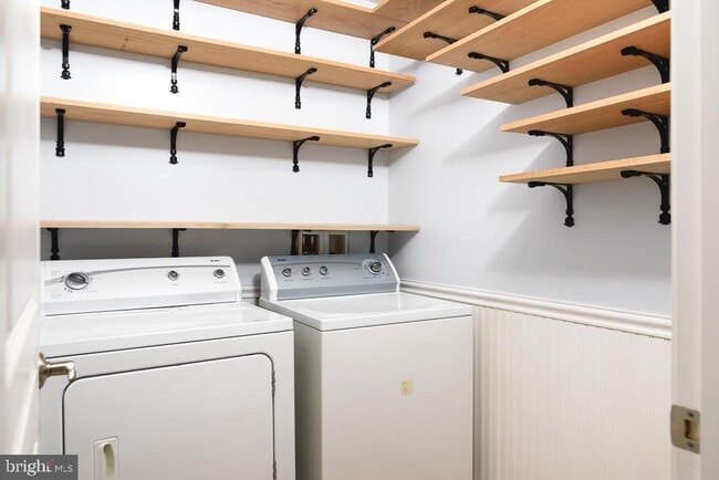 Building Photo - 2638 S Kenmore Ct