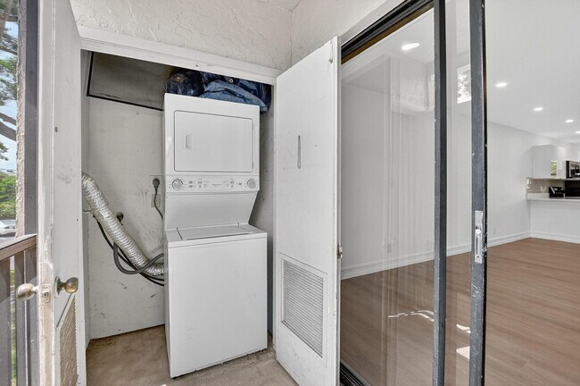 Building Photo - 6820 Palmetto Cir S