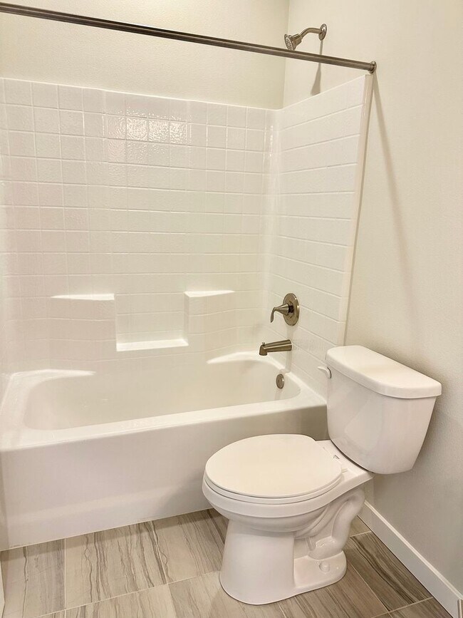 Building Photo - Modern 3-bed, 2.5-bath Townhome in Lake Forrest Park!