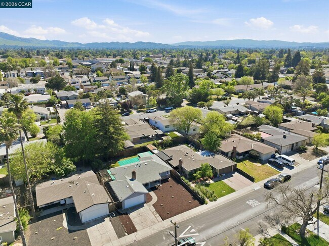 Building Photo - 1930 Sunshine Dr