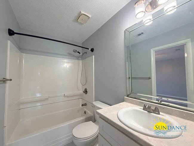 Building Photo - Charming Two-Story Townhome Near the Beach!