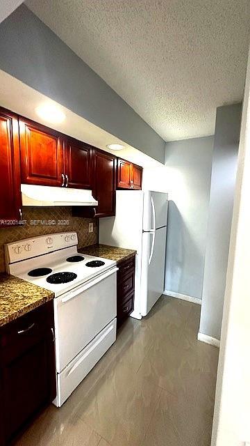 Building Photo - 10176 Twin Lakes Dr