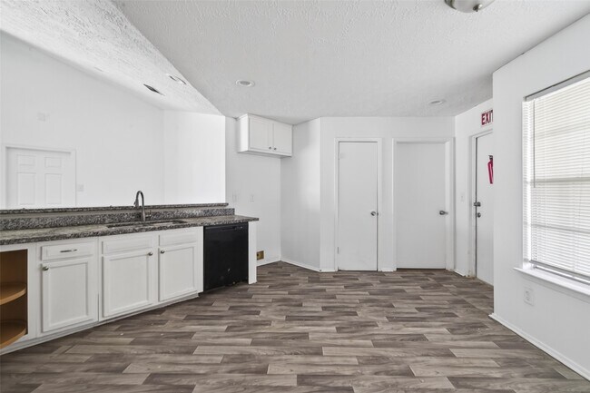 Building Photo - 8203 Lone Quail Dr