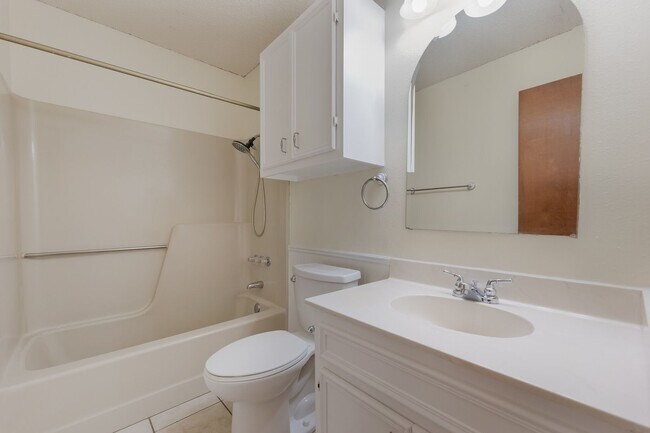 Building Photo - Spacious 2/1 Duplex in Central Taylor, Tx