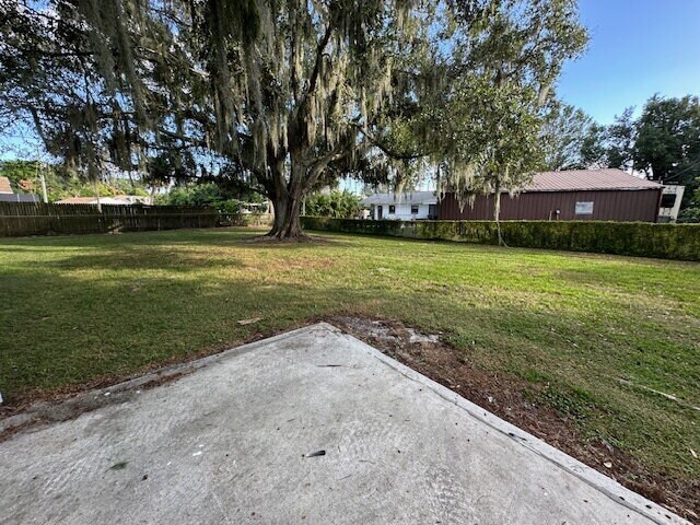 Building Photo - Lakeshore Gem with 3 Bedrooms and 2 Full B...