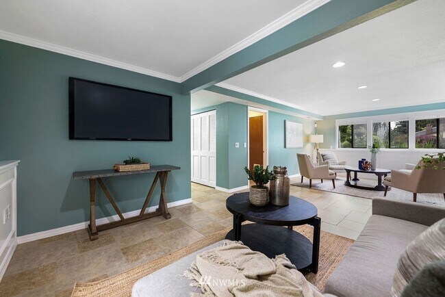 Building Photo - Oversized 4 Bedroom 3 Bathroom Home- Picni...