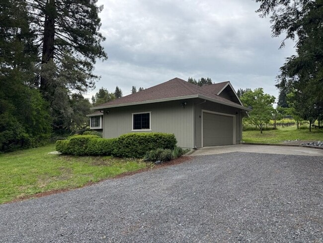 Building Photo - Two bedroom country charmer close to Occidental $2800.00