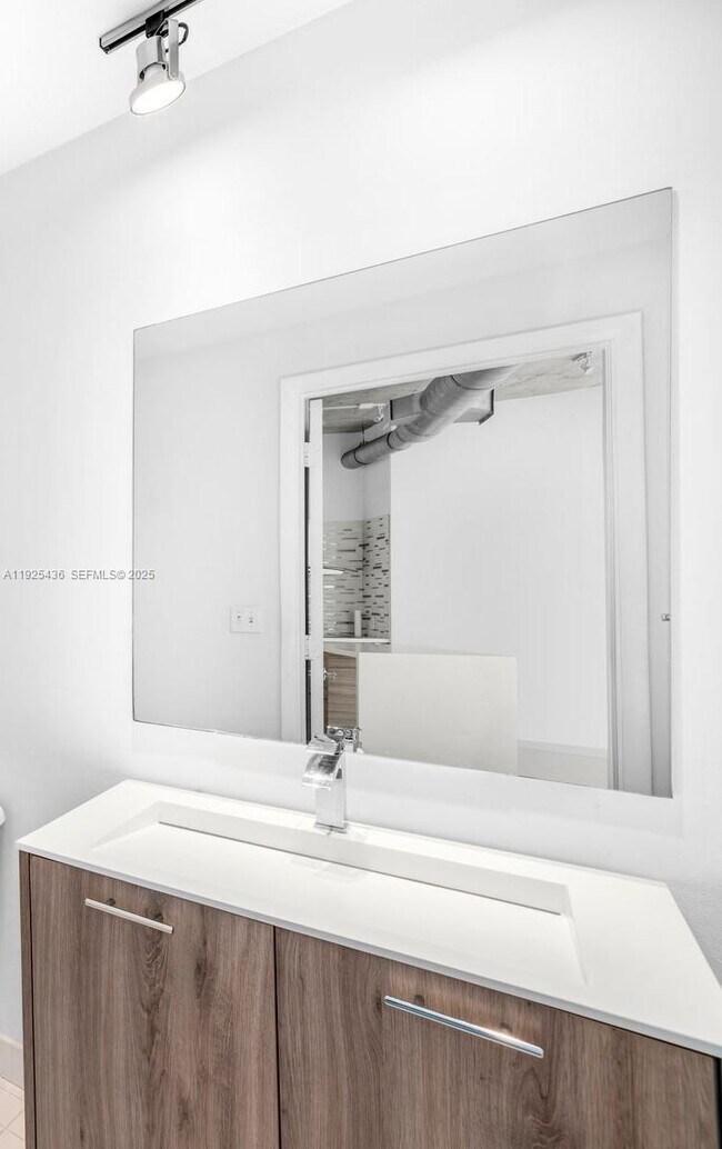 Building Photo - 10 SW South River Dr