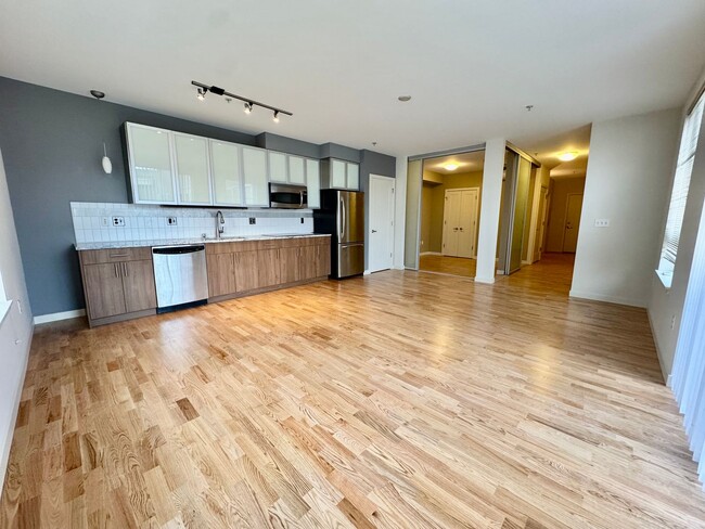 Building Photo - Spacious 1 Bedroom Belltown Condo - Availa...