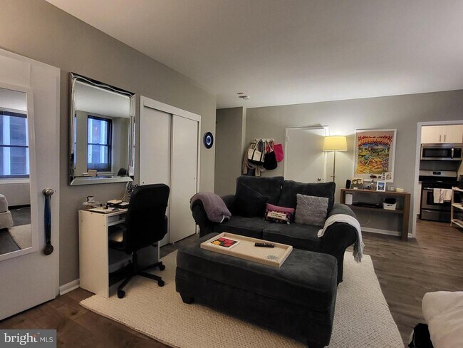 Building Photo - 135 S 19th St