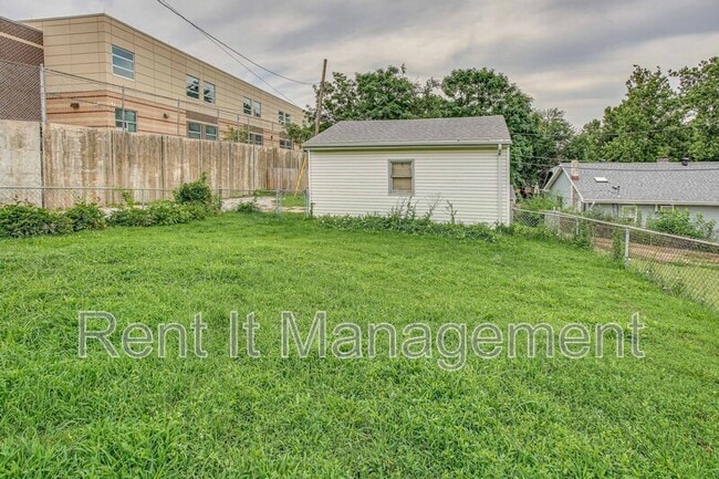 Building Photo - 1823 S 60th St