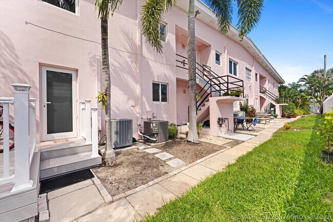 Building Photo - 990 Casuarina Rd