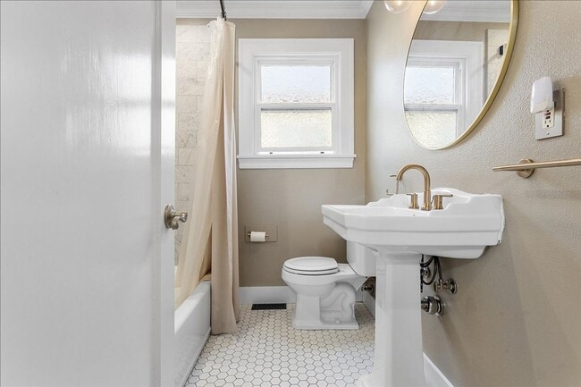 Building Photo - 1434 Paru St