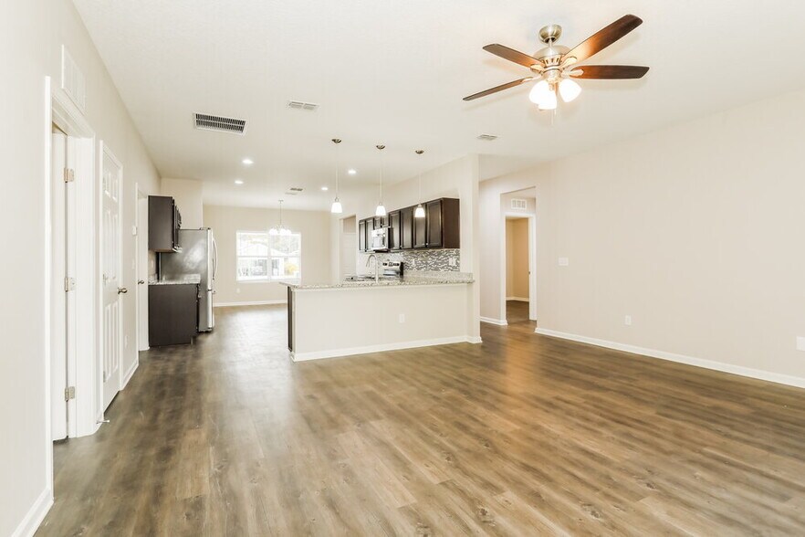 Building Photo - 6968 Loris Ln