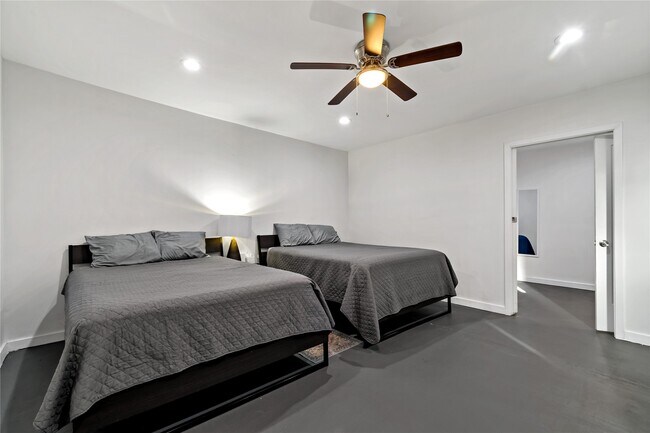 Building Photo - 5923 Moonmist Dr