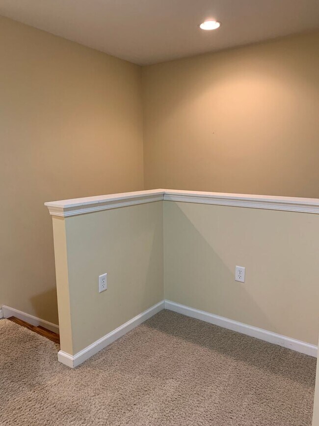 Building Photo - BEAUTIFUL 3 BED/2.5 BATH TOWNHOUSE!!