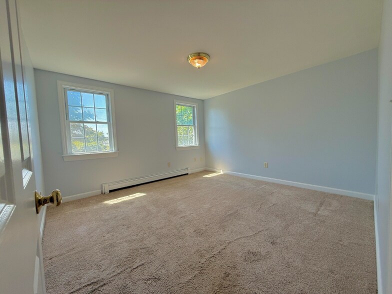 Building Photo - 56 Center St