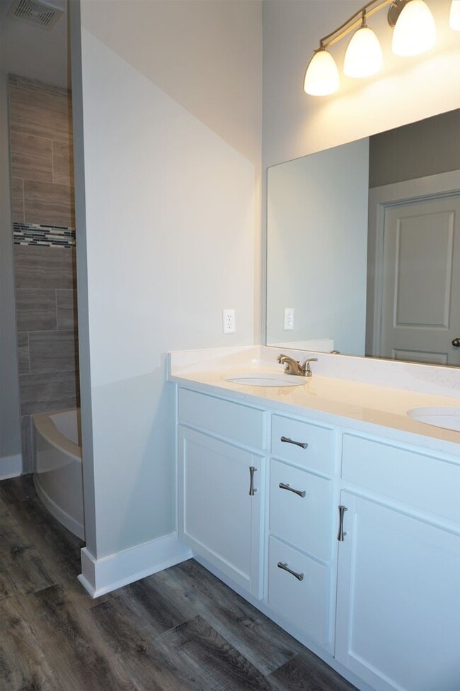 Building Photo - 3 Bedroom, 2 Bath Home in Valley View- PRE...