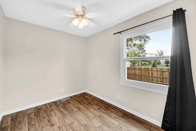 Building Photo - 9215 Fox Ct