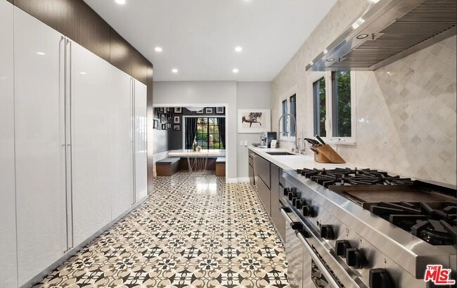 Building Photo - 1514 Sunset Plaza Dr