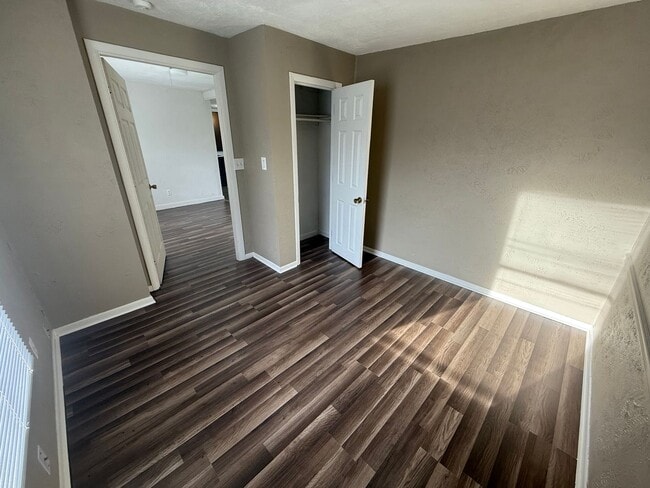 Building Photo - 16584 Lakeway Cir