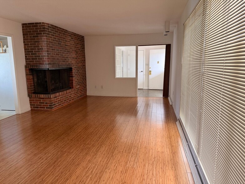 Building Photo - 2205 Country Club Dr
