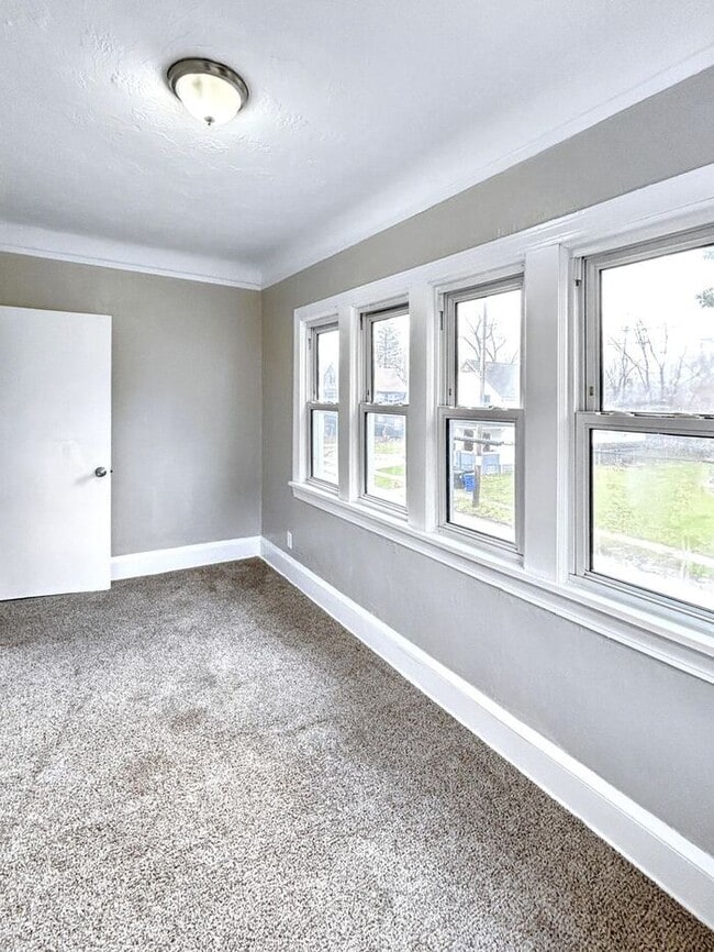 Building Photo - Cozy 2-Bedroom Apartment with Great Locati...