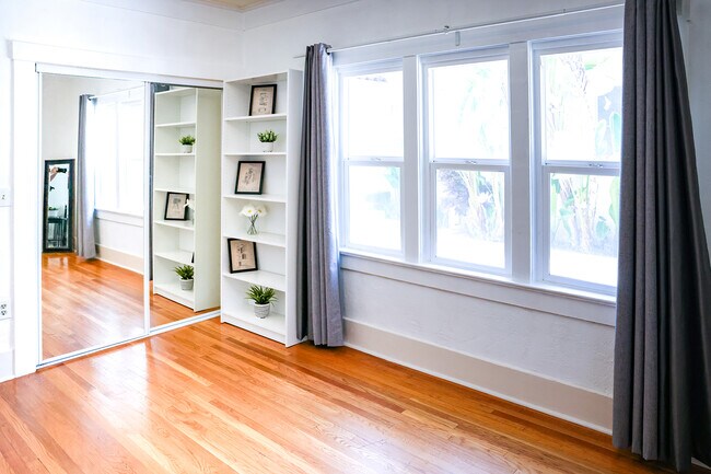 3rd bedroom with large closet - 2005 N Beachwood Dr