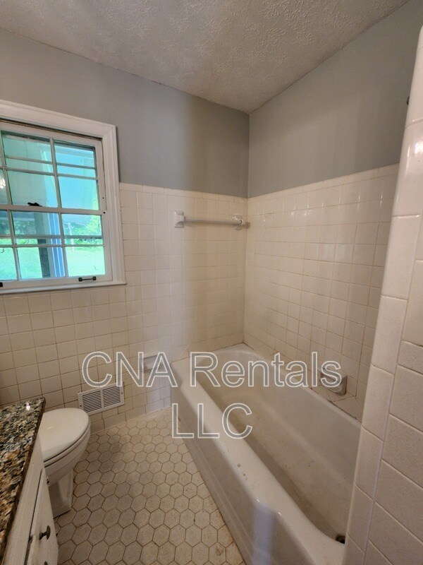 Building Photo - 626 Honeybear Ln