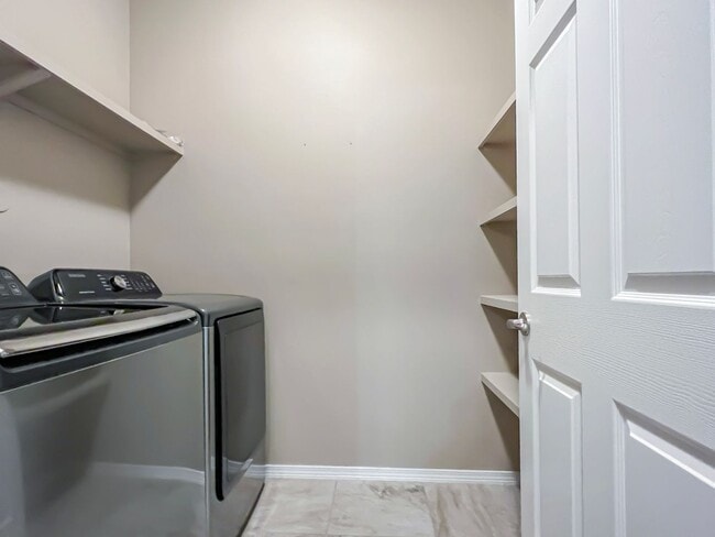 Building Photo - Modern 3 Bed 2 Bath Home - Pet Friendly!
