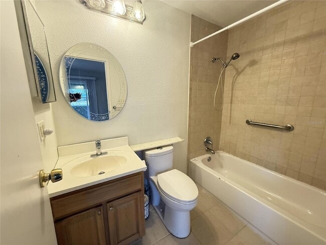 Building Photo - 2202 Clubhouse Dr