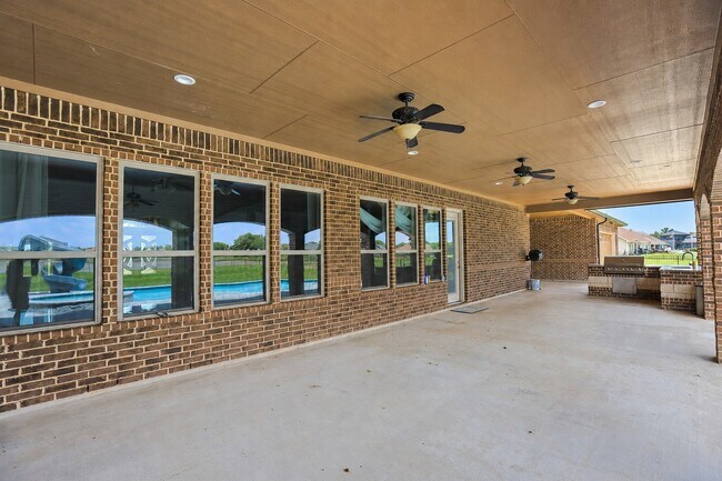 Building Photo - 527 Lily Ln