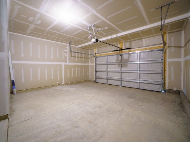 Building Photo - Brand New 5 Bedroom 3 full baths in Steele...
