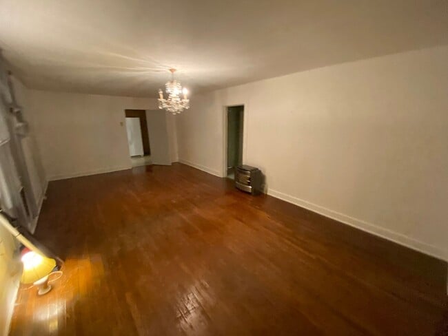 Building Photo - 2 bedrooms 1 bath - Large Yard