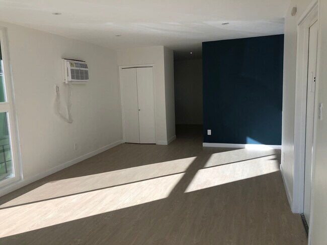 Building Photo - 2441 N Beachwood Dr