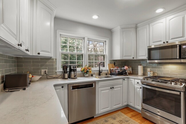 Building Photo - 811 Hiawatha Dr