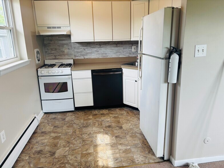 Building Photo - 609 8th Ave