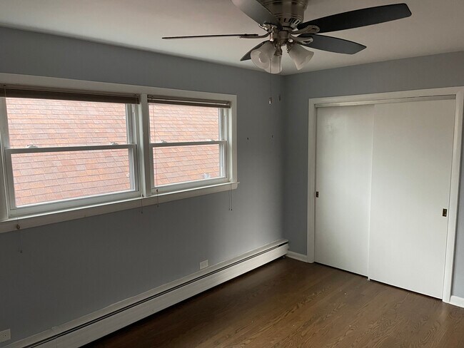 Building Photo - 5259 N Leamington Ave