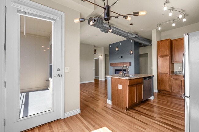 Building Photo - $1,740.95, 1 Bed, 1 Bath Condo in Englewood with AC and In Unit Laundry!