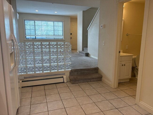 Building Photo - Top Floor 2 Bed 1.5 Bath Two Story Condo I...