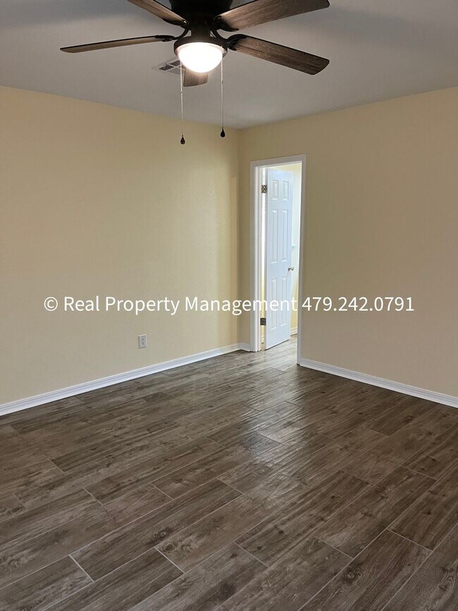 Building Photo - MOVE IN READY! Beautiful 3B/2B Newly Remod...